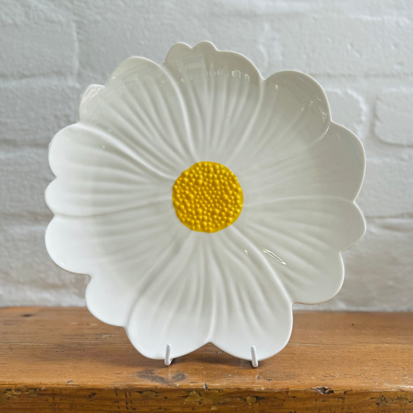 White and Yellow Flower Plate- single